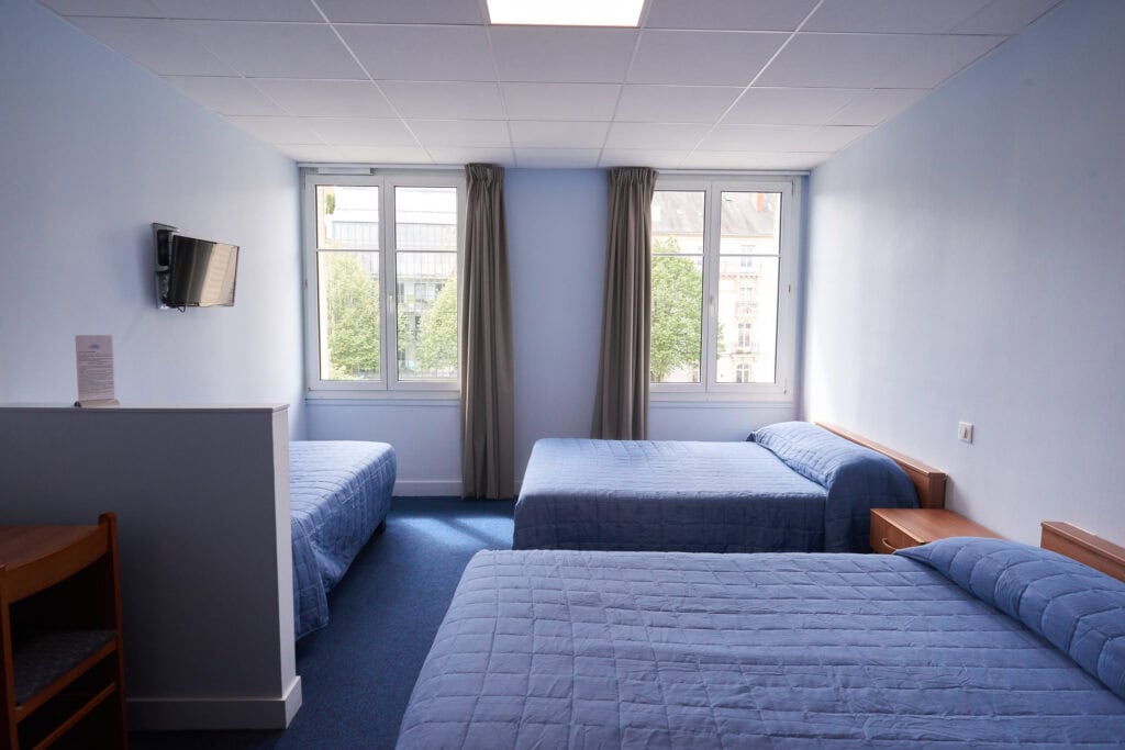 Photo d'une chambre familiale à l'Hôtel Petit Duquesne à Nantes.