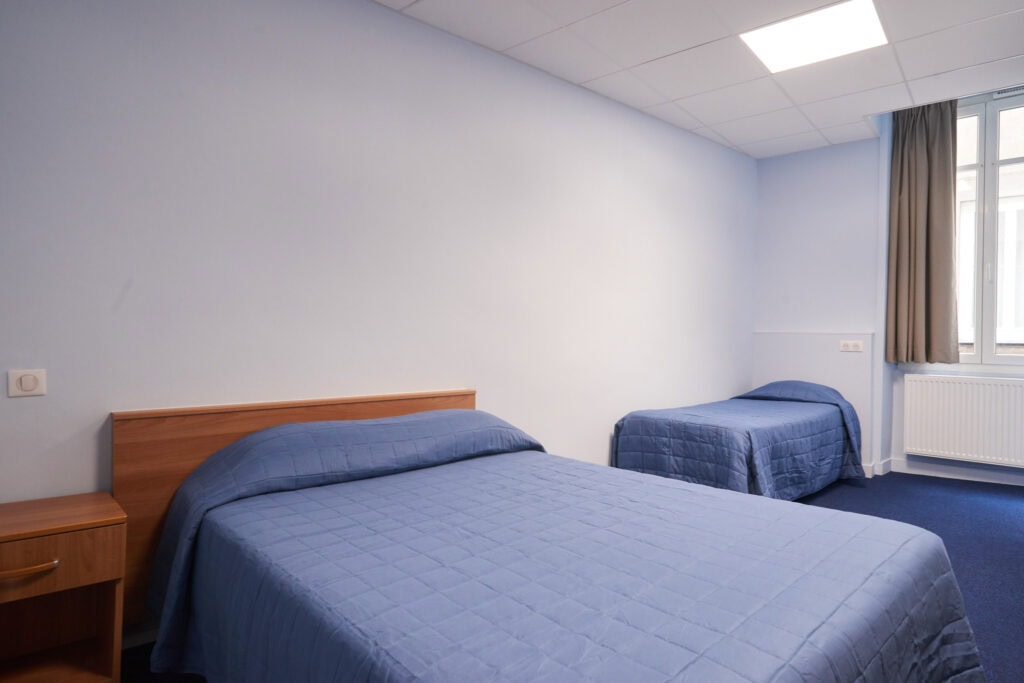 Photo d'une chambre triple à l'Hôtel Petit Duquesne à Nantes.