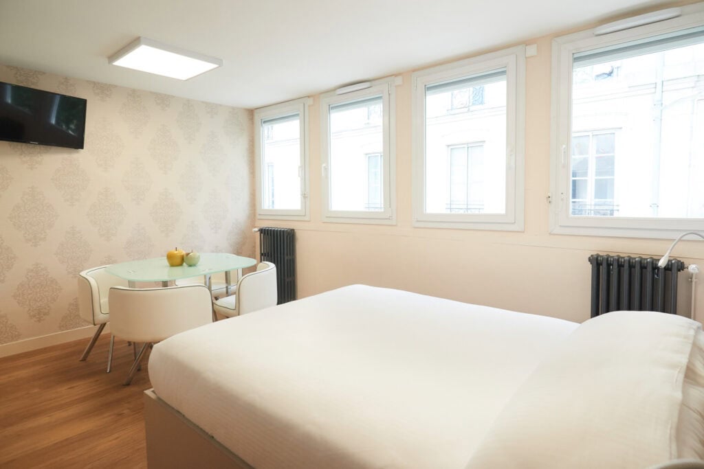 Photo d'un Studio Double à l'Hôtel Petit Duquesne à Nantes.